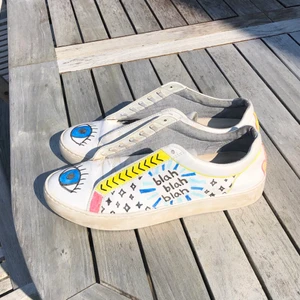 Intressekoll!!  - Intressekoll på dessa feta skor som jag själv målat. Perfekt om man vill piffa upp sin outfit med något färgglatt och ballt!!! SNÖREN TILLKOMMER!!!! St 40 men skulle säga att de passar 39-41🥰