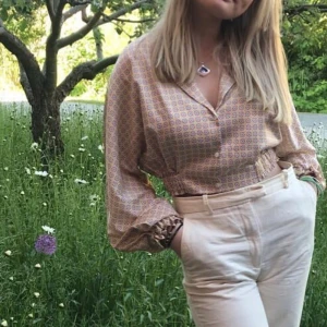 Blus från Zara, strl M - Söt topp från Zara, i strl M (skulle säga att den mer är som en S) med gulligt mönster! Ääälskar passformen men denna kommer tyvärr aldrig till användning då den inte riktigt är min stil🍂☀️☕️