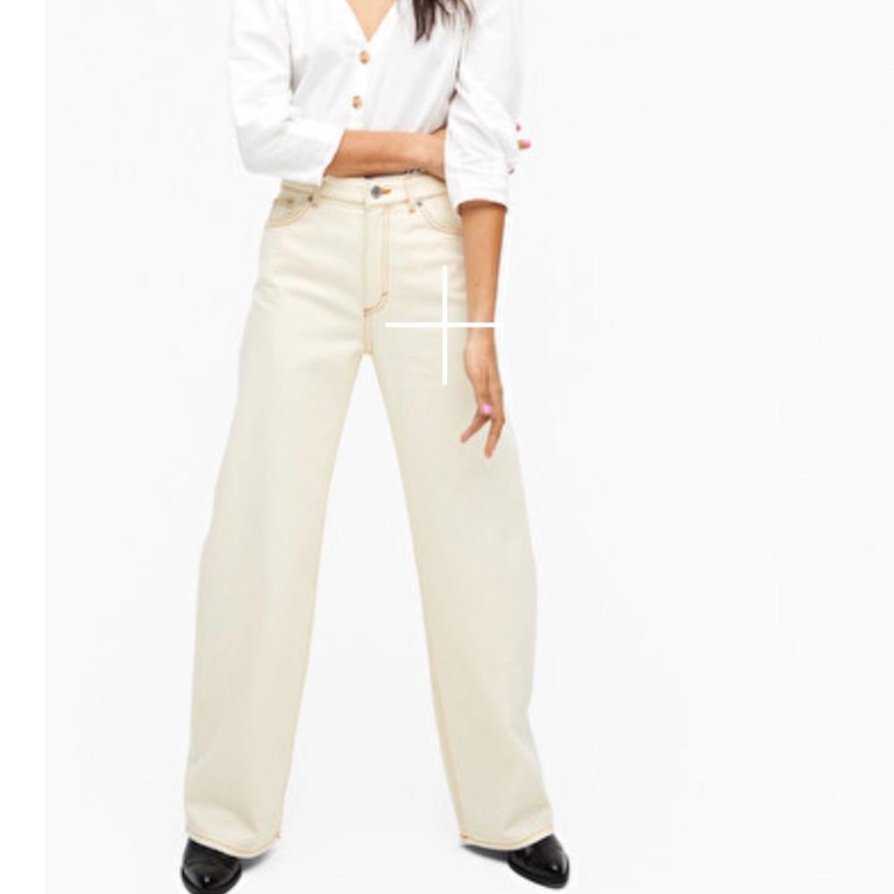 Säljer ett par Monki Yoko off-white jeans. Aldrig använda säljer pga att jag behöver en storlek mindre. Snyggt kkippta och fransade nere vid anklarna. Jag är 175 och har vanligtvis w29-30. Pris kan diskuteras ställ frågor!. Jeans & Byxor.