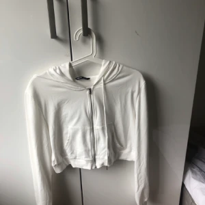 Vit kofta från shein - Aldrig använd. Croppad. Storlek S/M