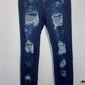Detta är jeans från Fashionnova som aldrig används. Dom är i storlek US”7”. Dom är väldigt stretchiga och en fin blå färg. 