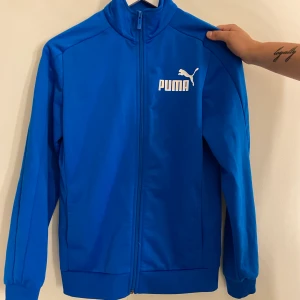 Puma kofta - En blå puma kofta, väldigt fin och i bra skick. Den är i storlek S