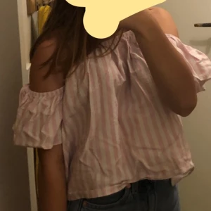 Fin topp från zara  - Säljer nu denna fina rosa, vita topp från zara för 30 kr+ frakt. Str 152 cm. Säljes pga att jag inte använder den. Den blir såklart finare om man stryker den. 