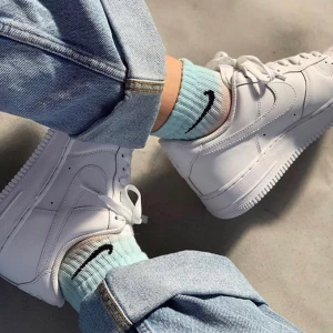 Handfärgade Nike Strumpor - Säljer mina handgjorda Nike Strumpor, finns i storlek 34-38, 38-42 och 42-46. Jättefräsch om man vill spicea till sin outfit lite. Säljer dem för 129 kr, fri frakt ❤️