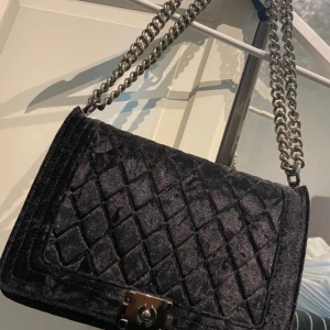 Väska  - En axelväska i större modell. Knappt använd. 