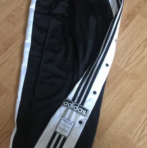 Adidasbyxor  - Köpte i fel storlek så tänkte sälja de här!