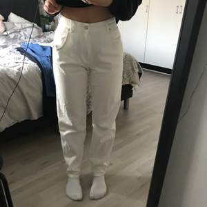 Vita ”mom jeans” från PULL&BEAR. Är i otroligt fint skick och bara använt en gång, säljer pga jag använder aldrig plagget. Storlek 36 men tycker de funkar som 38 också!!! Det finns inga fläckar eller liknande:) Har satt 150kr + frakt!💞 om ni har frågor är det bara till att höra av sig<3