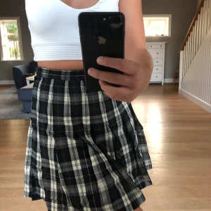 Rutig vintage kjol - Super fin kjol som jag köpt på vintage, själv har jag matchat ihop den med en fin vit topp. Längden har jag klippt själv, så finns tyg att köpa till bara att meddela. Kjolen är rätt så tajt i midjan. 50kr + frakt