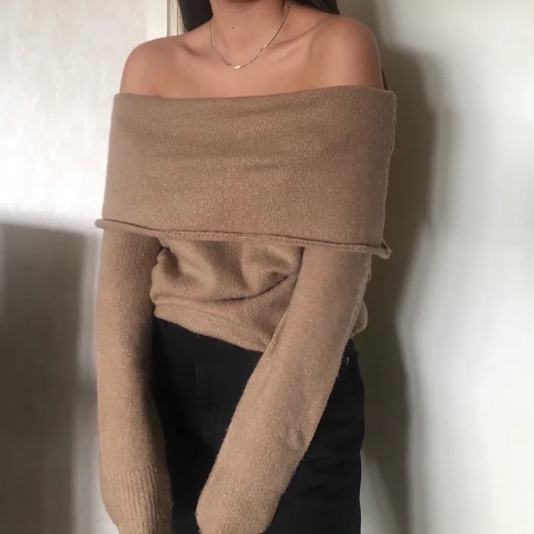 Superfin beige fold over off shoulder tröja i fint stickat material, bra skick! Bara att höra av sig vid frågor. Tröjor & Koftor.