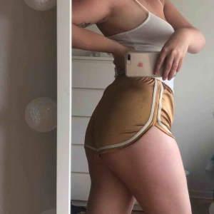 - ✨ SHORTS ✨  Tror de är från typ Shein eller liknande. Tyvärr lite för små för mig enligt mig, skulle därför oxå säga att de är M/S i storleken.   Formar rumpan bra tycker jag!🧚‍♂️  Köpare står för frakt.  !!🦋Finns endast fram tills lördag 12/9🦋!!