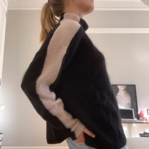 Stickad tröja från Other stories - En stickad polo tröja med rosa/beige rand längst ärmarna. Knappt använd. Om du ej kan mötas står du för frakten❤️