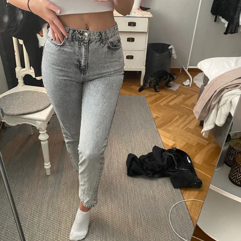 Ett par as snygga gråa jeans från Gina tricot i storlek 38. Passar mig som vanligtvis har 36/38. Använda några gånger men inga skador. Säljer för 280kr + frakten💕. Jeans & Byxor.