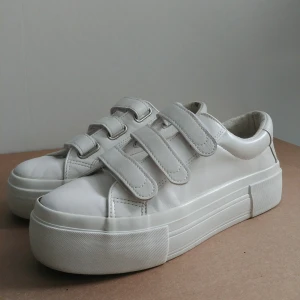 Kadborresneakers Even & odd strl 40 - Coola sneakers i skinnimmitation med kadborreknäppning från Even & odd i strl 40. Relativt tjock/hög sula.  Endast använda några gånger och är i bra skick