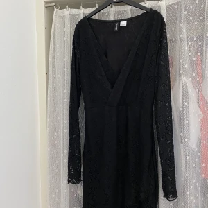 Svart klänning - Svart klänning med urringning 