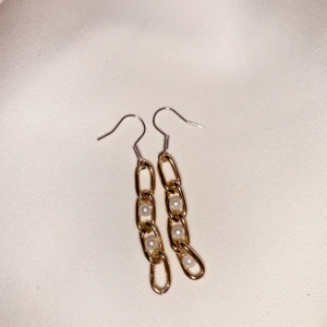 Örhänge kedja⭐️ - Örhänge kedja⭐️ 39:- &  frakt 15kr! Vill du köpa? Kontakta mig!✨ Nickelfria⭐️Från min tillverkning (kolla in @en_smycken på instagram!) 