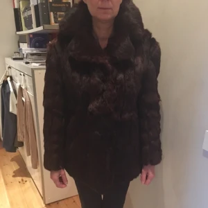  - Äkta minkpäls i mörkbrun färg! 