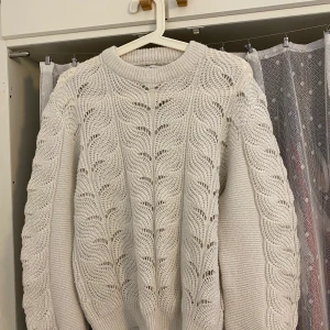 Stickad tröja - Vit stickad tröja 