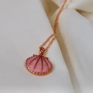 Halsband med rosa snäckskal🌸59:- &  frakt 15kr! Vill du köpa? Kontakta mig på DM✨Från min tillverkning (kolla in @en_smycken på instagram!) 