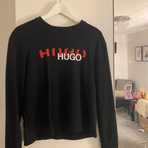 Hugo tröja  - Fick den i julklapp men tyvärr inte min stil riktigt använd Max 3 gånger. Storlek xs passar mig som är en S. 