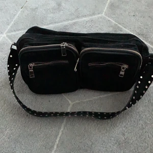 Väska - En svart noella väska. Måtten är ungefär 33x18x10 cm💞💞 Den är i fint skick 💗 Frakt tillkommer.