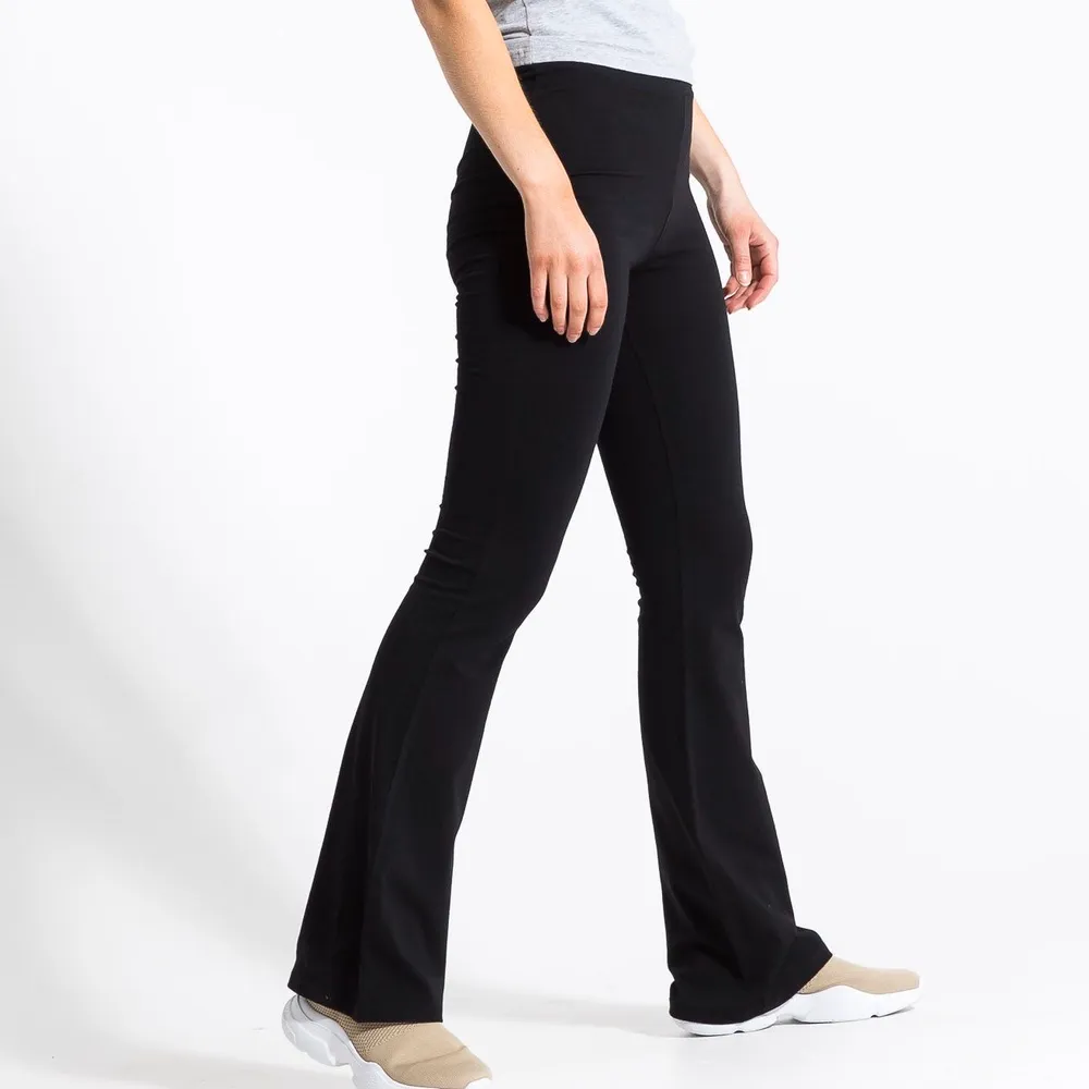 Säljer ett par helt nya bootcut leggings från lager 157. Lapp finns kvar! Storlek S. Det är leggings material så stretchigt! Högmidjade! . Jeans & Byxor.