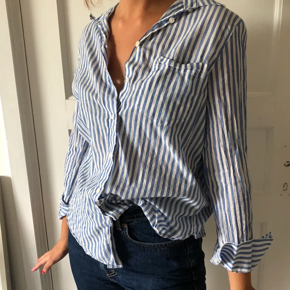 Blå och vitrandig skjorta från hm, använd fåtal gånger🌼🌼är i storlek 34 men skulle säga att den är lite oversized. Paidat.