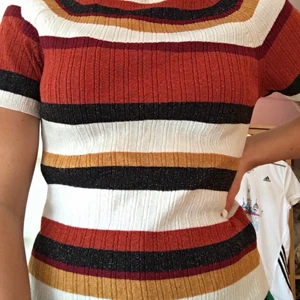 Superskön T-shirt - Superskön och mjuk t-short med ränder i svart, vitt och orange i olika nyanser. Även glittrig ✨✨ DM vid intresse. Fast pris+ frakt.