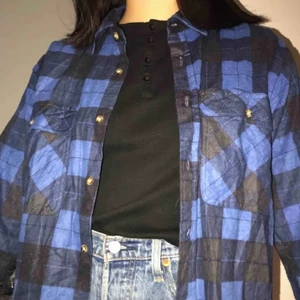 Bomullsskjorta  - En skjorta i tjockare material från beyond retro. Super fin och perfekt till hösten nu när det blir lite kallare ⭐️