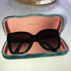 Gucci solglasögon  - Nästan oanvända. Äkta såklart dock inget kvitto. Boxen medföljer i köpet. Kan fraktas. 