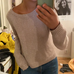 Glittrig stickad tröja  - Söt glittrig tröja från hm. Den är perfekt nu till hösten/vintern. Frakt ingår inte i priset. Kan mötas i Stockholm södra.💕💕