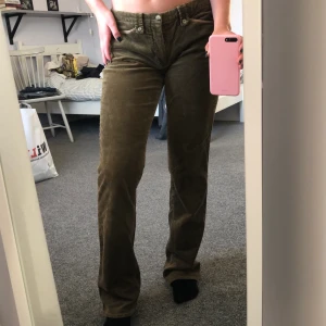 Corduroy byxor - Ett par trendiga brun/gröna corduroy-/manchesterbyxor. Byxorna är lågmidjade och långa i benen (är 165cm), funkar bra för mig med ett skärp som brukar ha XS/34. De har fina detaljer på fickorna. Köparen står för frakten, men kan även mötas upp i Lund🤎🤎