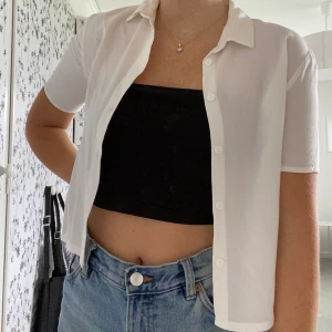 Skjorta från H&M - Vit skjorta från H&M. I storlek 32 (XS). Säljer för att den tyvärr är för liten för mig. Frakt: +20 kr.