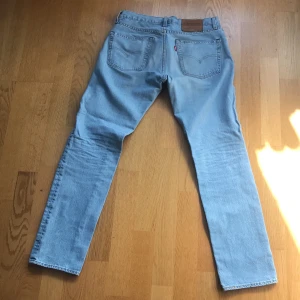 Levis - En modell som är väldigt eftertraktad som sitter bra runt midjan och är lite pösigare ner till. Byxorna är knappt använda och därför i väldigt bra skick.