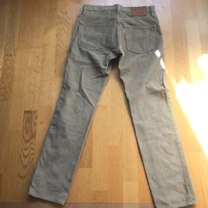 Levis - Byxorna är i Manchester tyg, väldigt populära i dagens mode. Passformen på byxorna är lite tajta upp till runt midjan samt lite pösigare ner till mot benen.