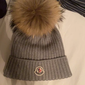 Moncler mössa - Säljer min söta moncler mössa , köpt förra vintern och knappt använd tyvärr, jätte fin skick på mässan! (Kund står för frakt) 💕💕 nypris 1600kr