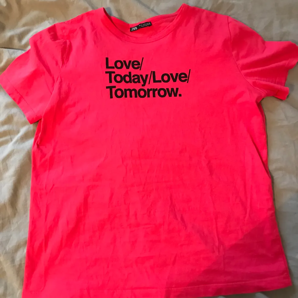 En mörkrosa T-shirt från Zara med trycket LOVE TODAY/ LOVE/ TOMORROW. Tröjan är i storlek S och den sitter lite tajt i armarna och över bröstet på mig som brukar ha M. . T-shirts.