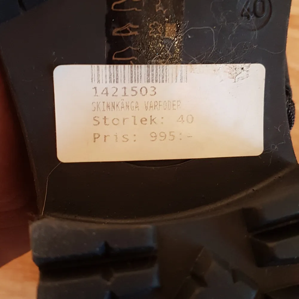 Fodrade skinnkängor från Rosa Negra, i storlek 40. Varma och sköna! Endast testade men storleken passade ej tyvärr. Lite dammiga på bilden men det fixas till innan leverans såklart. Nypris 995kr, säljer för 500 kr 🌸. Kengät.