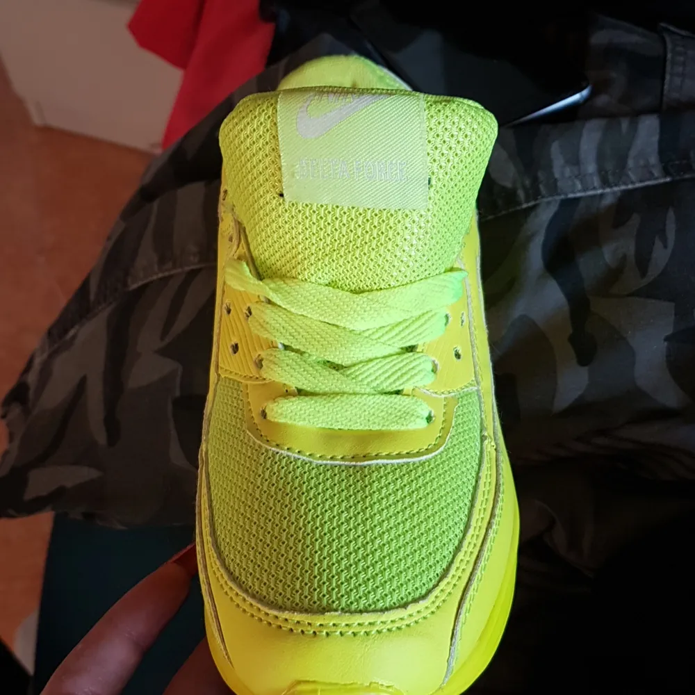 Såå snygga skor i neon gul/grön färg. Står storlek 40 men dom är små i storleken och passar nog bättre en 38-39. Betalade 549 kr för dom, och säljer dom för 250🌸. Skor.
