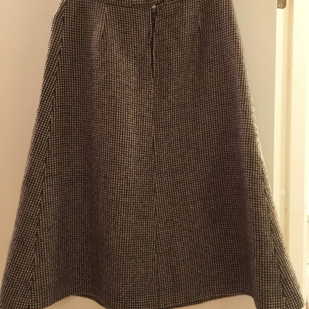 This is a vintage thick skirt in excellent condition. One of pictures has shown how the material looks like.
100%wool, made in France.
I'm161cm tall and the skirt is just over my knees if I wear it as high waist style.. Kjolar.