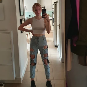 Slitna jeans - Ljusblå slitna jeans. (Har justerat byxorna så de ska se ut som de gör när de passar. De är alltså för stora för mig egentligen) Frakt tillkommer, kan även mötas upp i Stockholm.