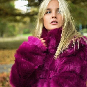 Pink fake fur jacket - Säljer min rosa fejkpäls pga inte min stil. Kan skicka fler bilder när jag kommit hem till min hemstad på fredag 18/9. I fint skick. 