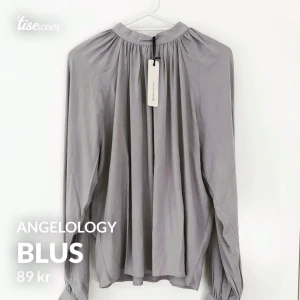 Blus  - Superfin och helt ny grå blus, storlek 34! Ärmarna är lite längre och lite ballong. Frakt på 44kr tillkommer 📦