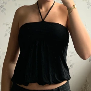 Halternecktopp - En svart halternecktopp ifrån hm divided. Strl 36. Den har resår i midjan så det är lätt att ”justera” längden. Köparen står för fraktkostnaden!😊 