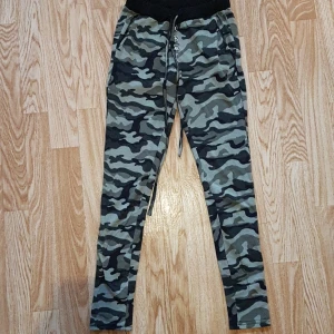 Leggings - Snygga militärfärgade leggings. Knapparna fram är endast prydnad. Riktiga fickor fram och snöre i midjan. Står ingen storlek men passar en xs-s. 90 kr 🌸
