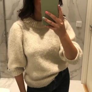 Tröja  - Säljer denna superfina tröja från Gina Tricot, storlek S. Bara använd ett fåtal gånger och därför i bra skick. Frakt tillkommer💞