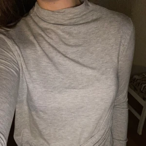 Härlig halvpolo - Skön halvpolo tröja. Vet inte riktigt märke eftersom att jag har fått den. Materialet är superskönt. Jag står för frakten!😊 OBS köp 3 plagg (75kr) betala 160kr PLUS jag betalar frakten!😍❤️😊