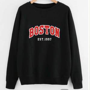 Säljer en helt ny sweatshirt i storlek S. Aldrig använd. köp direkt för 140kr + frakt (40kr) eller buda från 70kr