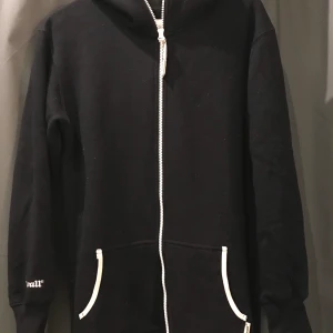 Svart Ziperall onepiece - Svart onepiece från Ziperall, strl XXS men passar ända upp till M skulle jag tro. Bring back the 2010-tal! Köpare står för frakt