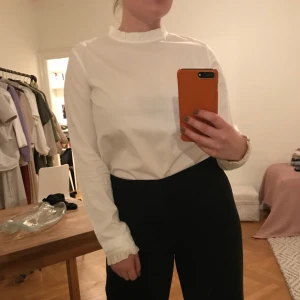 Blus med krage - Vit blus med krage. Det är en 38 men tycker den är lite liten i storleken, skulle säga 37 om det fanns. 