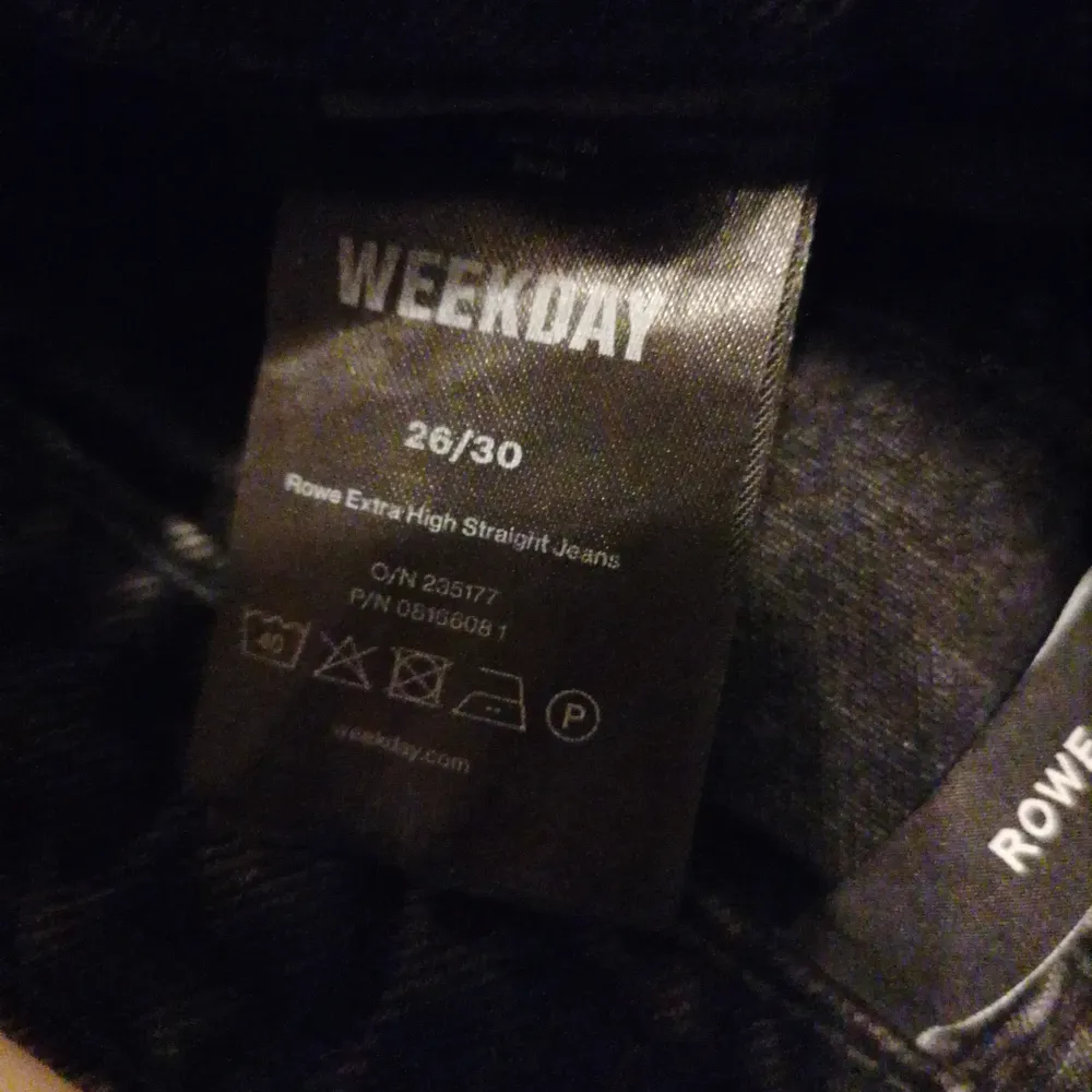Svarta Weekday Rowe jeans som är för små:( nypris 500. Pris kan diskuteras ! . Jeans & Byxor.